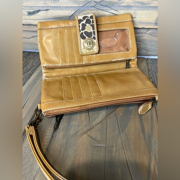 W016. Vintage Relic Wristlet/Wallet - Picture 5 of 6